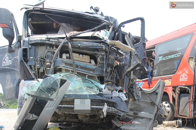 Nghệ An: Xe tải tông thẳng xe khách, 6 người nhập viện cấp cứu - Ảnh 2.