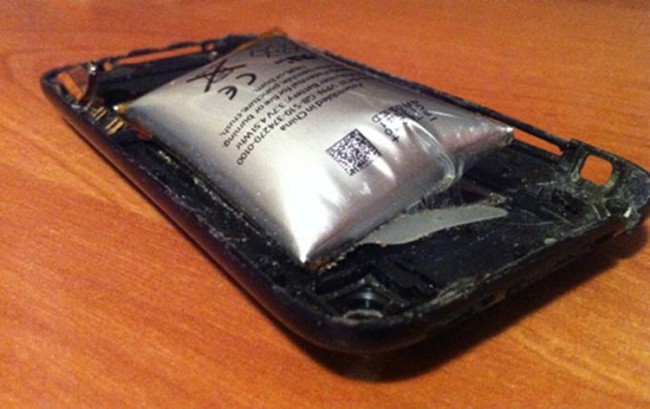 Những lưu &yacute; để ph&ograve;ng tr&aacute;nh trường hợp smartphone ch&aacute;y nổ giữa m&ugrave;a n&oacute;ng kỷ lục n&agrave;y - Ảnh 7.