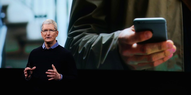 Không phải iPhone 7 mà chính thông điệp của CEO Tim Cook về  LGBT mới làm nên sự kiện ra mắt của Apple - Ảnh 6.