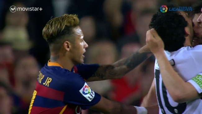 Trẻ trâu Neymar tát cầu thủ Valencia đang ăn mừng chiến thắng - Ảnh 2.