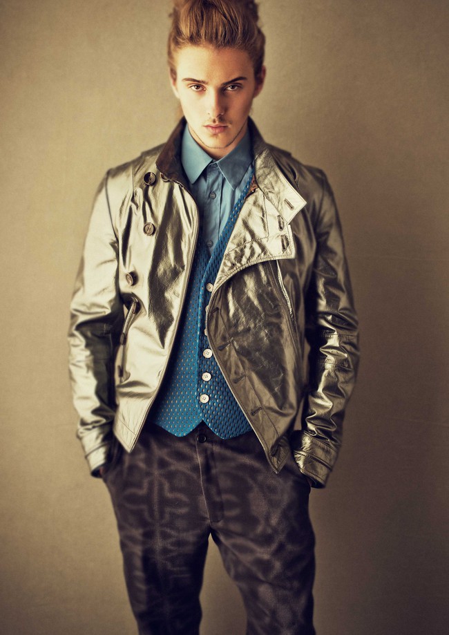 Ngắm loạt ảnh n&agrave;y đi, bạn sẽ phải m&ecirc; mẩn vẻ đẹp của em trai Emma Watson - Ảnh 34.