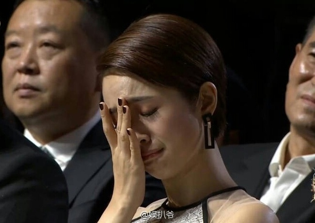 Đường Yên khoe vai trần gợi cảm, đọ sắc cùng Triệu Lệ Dĩnh tại lễ trao giải Kim Ưng 2016 - Ảnh 16.