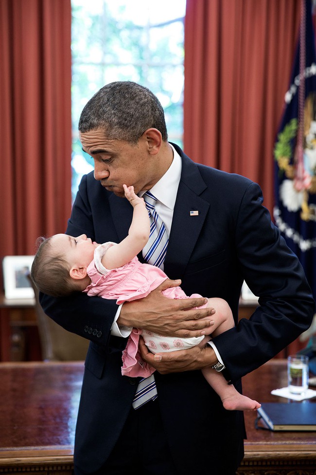 Nhiếp ảnh gia Nh&agrave; Trắng chụp 2 triệu bức ảnh Tổng thống Obama trong 8 năm - Ảnh 10.