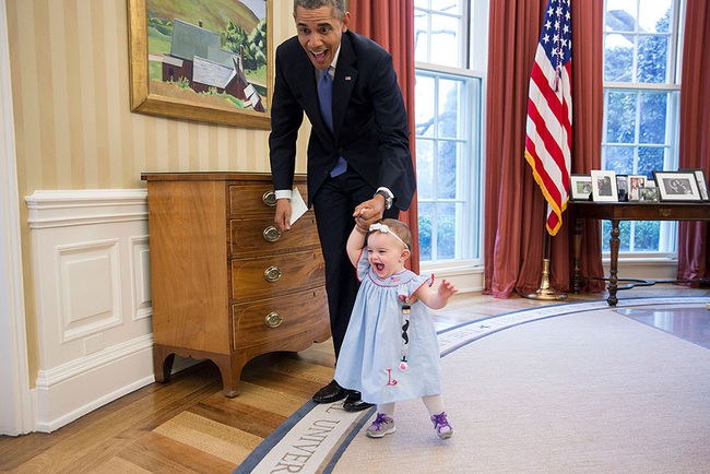Nhiếp ảnh gia Nh&agrave; Trắng chụp 2 triệu bức ảnh Tổng thống Obama trong 8 năm - Ảnh 16.