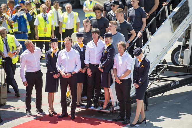 Dàn trai đẹp của đội tuyển Đức thu hút ở sân bay Chambery - Ảnh 2.