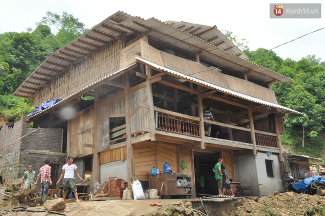 Nước mắt của gia đ&igrave;nh mất cả 3 con v&igrave; lũ qu&eacute;t kinh ho&agrave;ng ở L&agrave;o Cai: Bới b&ugrave;n đất, t&ocirc;i t&igrave;m thấy thi thể - Ảnh 5.