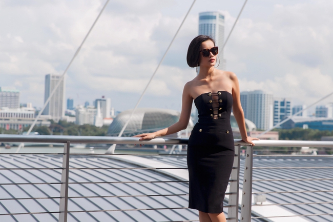 Ngọc Trinh k&iacute;n cổng cao tường vẫn kh&eacute;o khoe v&ograve;ng 3 bốc lửa ở Singapore - Ảnh 10.