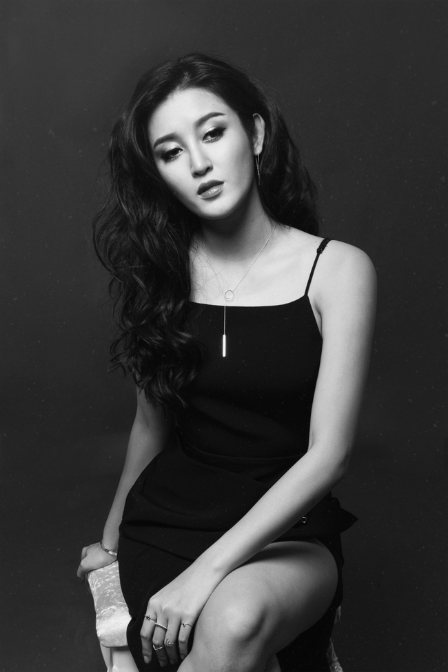&Aacute; hậu Huyền My rũ bỏ vẻ ngo&agrave;i c&ocirc;ng ch&uacute;a b&aacute;nh b&egrave;o, ng&agrave;y một trưởng th&agrave;nh v&agrave; gợi cảm - Ảnh 5.