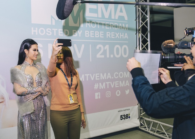 Đông Nhi quyến rũ tại EMA 2016, trả lời phỏng vấn cho kênh MTV Asia - Ảnh 6.