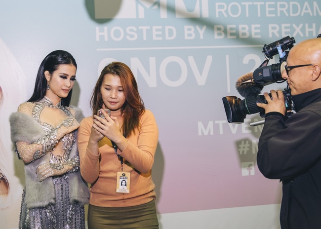Đông Nhi quyến rũ tại EMA 2016, trả lời phỏng vấn cho kênh MTV Asia - Ảnh 8.