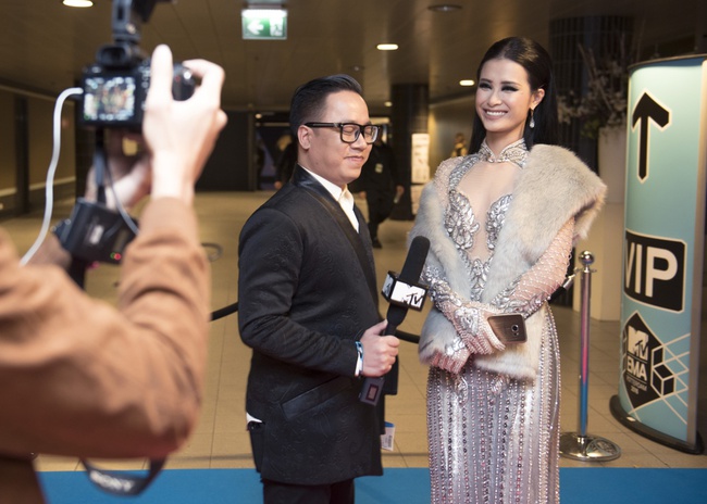 Đông Nhi quyến rũ tại EMA 2016, trả lời phỏng vấn cho kênh MTV Asia - Ảnh 12.