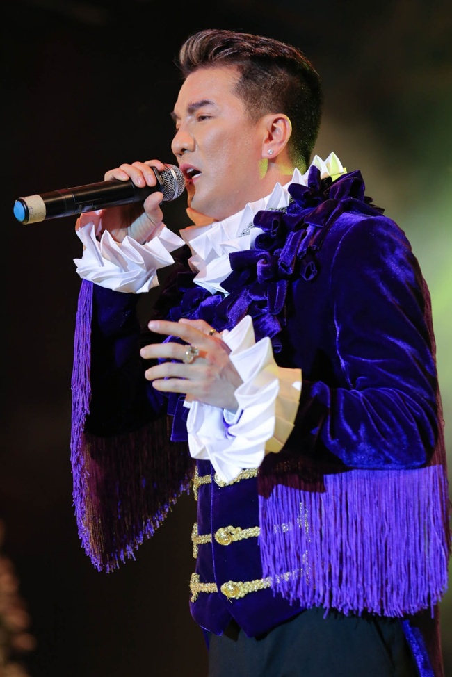 Dương Triệu Vũ không ngại hôn Đàm Vĩnh Hưng trước hàng nghìn khán giả giữa tâm bão - Ảnh 12.