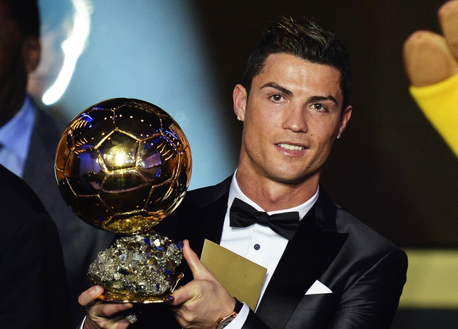 Trang bìa tạp chí France Football công bố Ronaldo giành Quả bóng vàng 2016 - Ảnh 2.