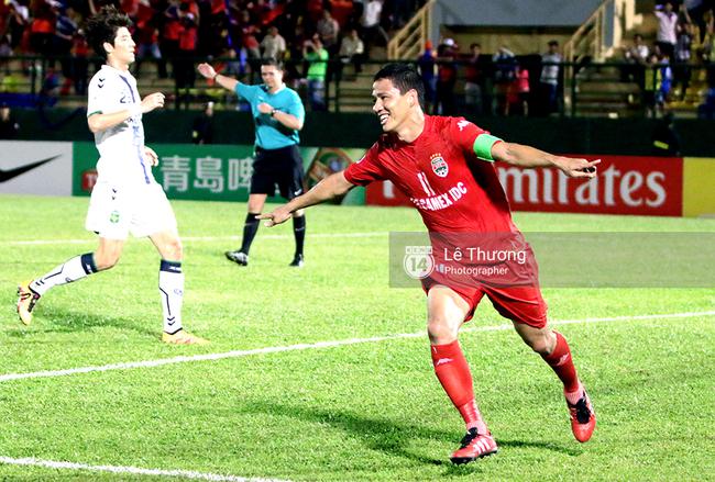 Cầu thủ T&acirc;y của B&igrave;nh Dương cướp m&aacute;y ảnh ph&oacute;ng vi&ecirc;n ăn mừng - Ảnh 12.