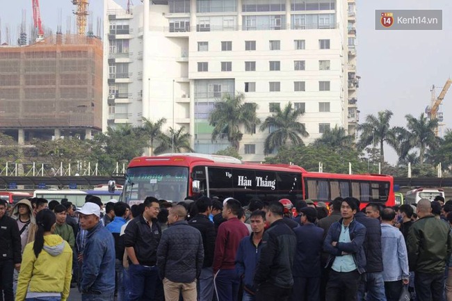 Nhà xe đình công, chuyển toàn bộ khách bị bỏ rơi ở bến Mỹ Đình sang Giáp Bát bằng xe buýt miễn phí - Ảnh 2.