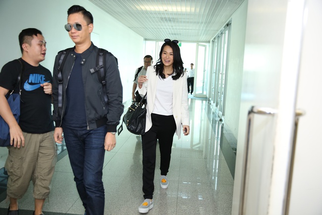 Hồ Hạnh Nhi c&ugrave;ng chồng mới cưới đến Việt Nam, rạng rỡ trong v&ograve;ng v&acirc;y fan - Ảnh 3.