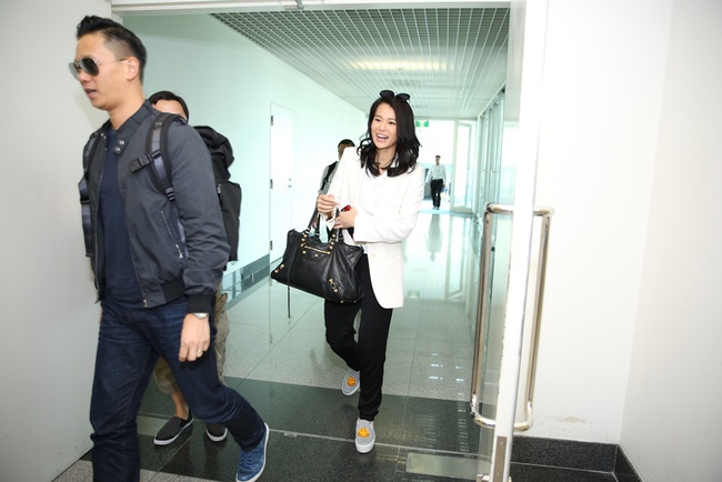 Hồ Hạnh Nhi c&ugrave;ng chồng mới cưới đến Việt Nam, rạng rỡ trong v&ograve;ng v&acirc;y fan - Ảnh 4.