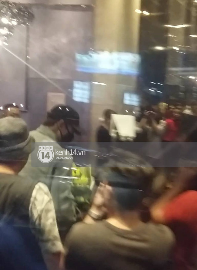 Clip: Bi Rain trở về khách sạn trong vòng vây nhiệt tình của fan Việt - Ảnh 6.