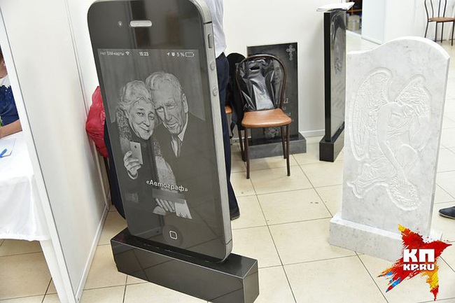 Ở Nga, bia mộ hình iPhone mới là thời thượng - Ảnh 2.