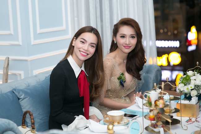Lilly Nguyễn diện váy xẻ ngực táo bạo khi cùng HLV Hà Hồ dự sự kiện - Ảnh 8.
