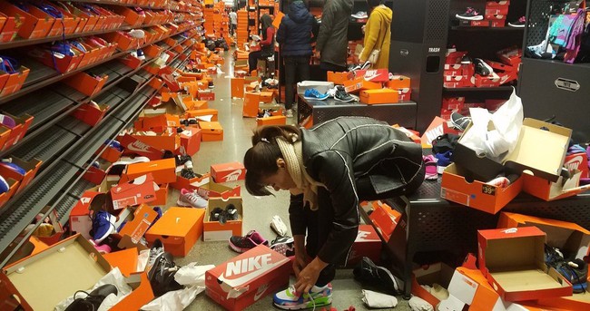 Cửa hàng Nike ở Mỹ bị bới tung, như vừa trải qua một trận động đất trong ngày Black Friday - Ảnh 5.
