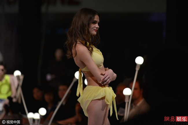 Cuộc thi sắc đẹp Trung Quốc cho th&iacute; sinh cởi đồ, thay bikini giữa s&acirc;n khấu - Ảnh 14.