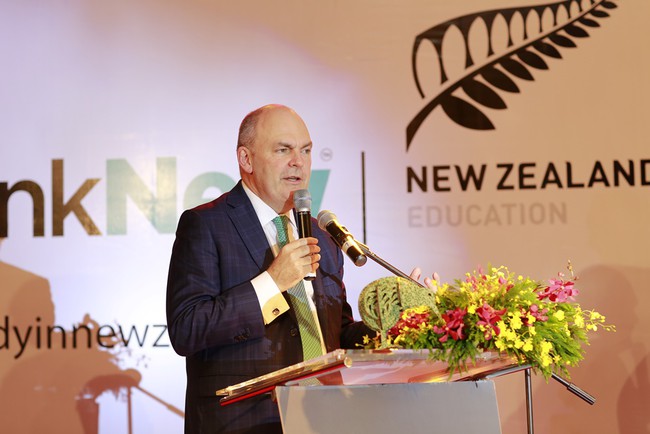 SV Việt Nam v&agrave; New Zealand c&ugrave;ng nấu bữa tối thiết đ&atilde;i Bộ trưởng Bộ Gi&aacute;o dục New Zealand - Ảnh 1.