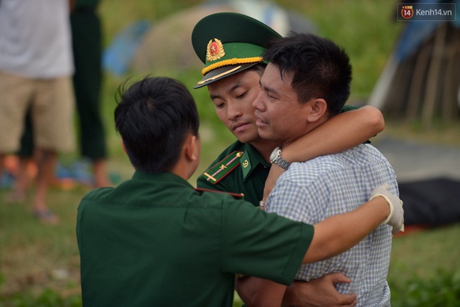 Vụ chìm tàu ở Đà Nẵng: Người thân khóc ngất khi cả 3 thi thể được vớt lên - Ảnh 10.