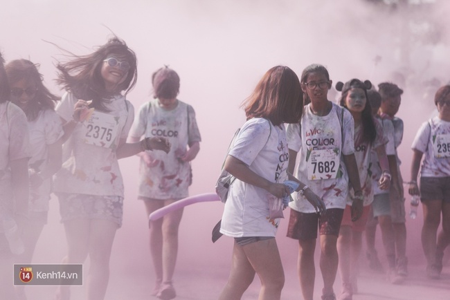 Chùm ảnh: Đi Lavie Color me run Hà Nội, có đôi thì rất vui mà đông bạn bè thì càng đã! - Ảnh 14.