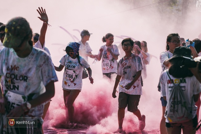 Chùm ảnh: Đi Lavie Color me run Hà Nội, có đôi thì rất vui mà đông bạn bè thì càng đã! - Ảnh 13.