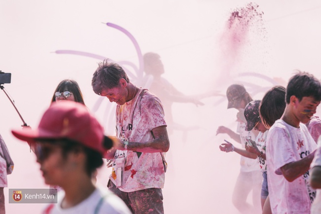 Chùm ảnh: Đi Lavie Color me run Hà Nội, có đôi thì rất vui mà đông bạn bè thì càng đã! - Ảnh 15.