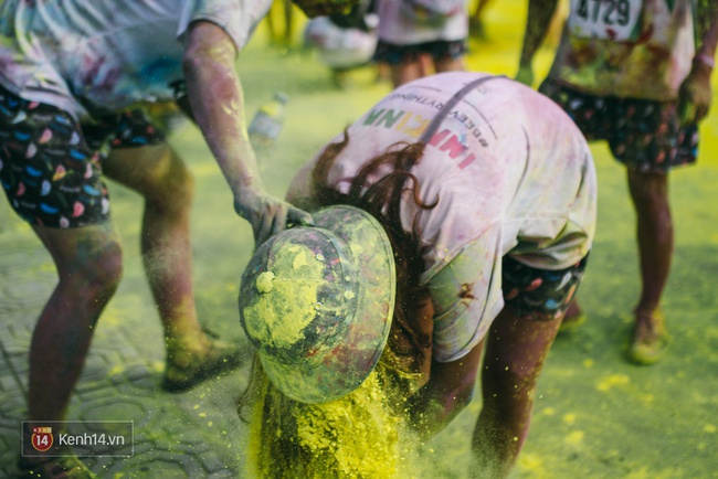 Chùm ảnh: Đi Lavie Color me run Hà Nội, có đôi thì rất vui mà đông bạn bè thì càng đã! - Ảnh 18.