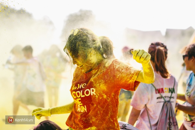 Chùm ảnh: Đi Lavie Color me run Hà Nội, có đôi thì rất vui mà đông bạn bè thì càng đã! - Ảnh 25.