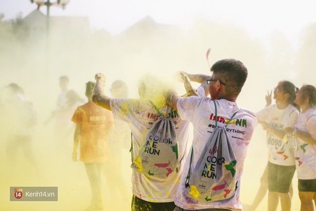 Chùm ảnh: Đi Lavie Color me run Hà Nội, có đôi thì rất vui mà đông bạn bè thì càng đã! - Ảnh 27.