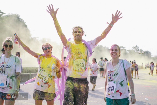 Chùm ảnh: Đi Lavie Color me run Hà Nội, có đôi thì rất vui mà đông bạn bè thì càng đã! - Ảnh 29.