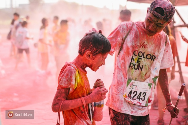 Chùm ảnh: Đi Lavie Color me run Hà Nội, có đôi thì rất vui mà đông bạn bè thì càng đã! - Ảnh 31.