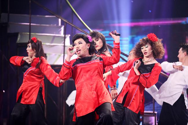 Cười xuy&ecirc;n Việt: Fan Kpop sẽ bối rối khi xem m&agrave;n quay xổ số nhảy SNSD n&agrave;y! - Ảnh 4.