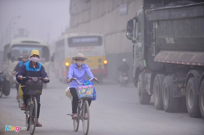 Phải làm gì để bảo vệ sức khỏe khi sương mù quang hóa dày đặc cả thành phố? - Ảnh 1.