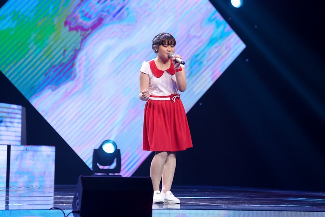 The Voice Kids: Noo Phước Thịnh hờn dỗi vì Đông Nhi giành được cậu bé vắt hai chân lên đầu - Ảnh 22.