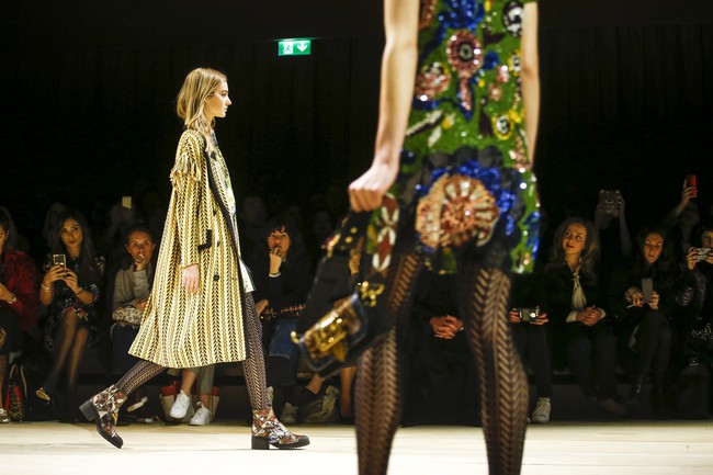 Trẻ trung xinh đẹp, nhưng Triệu Vy lại l&agrave; sao ăn mặc ch&aacute;n đời nhất show Burberry - Ảnh 16.