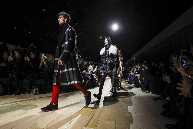Trẻ trung xinh đẹp, nhưng Triệu Vy lại l&agrave; sao ăn mặc ch&aacute;n đời nhất show Burberry - Ảnh 18.