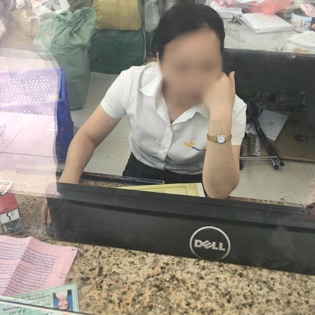 Nhân viên bưu điện ở Hà Nội ngồi chống cằm lướt mạng, thờ ơ với khách hàng - Ảnh 2.