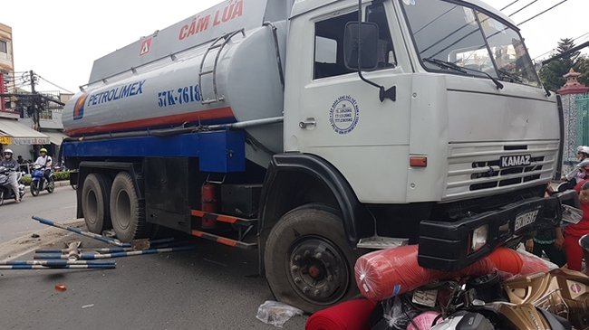 Hoảng loạn khi xe bồn chở xăng nổ lốp gây tai nạn liên hoàn - Ảnh 3.