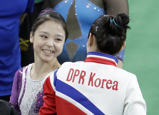 Khoảnh khắc VĐV Hàn Quốc và Triều Tiên chụp ảnh selfie tại Olympic được chia sẻ rần rần trên mạng - Ảnh 2.
