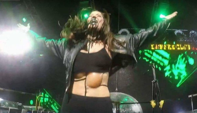 Đ&ecirc;m Countdown qu&aacute; sung, DJ rơi lu&ocirc;n miếng độn ngực - Ảnh 3.