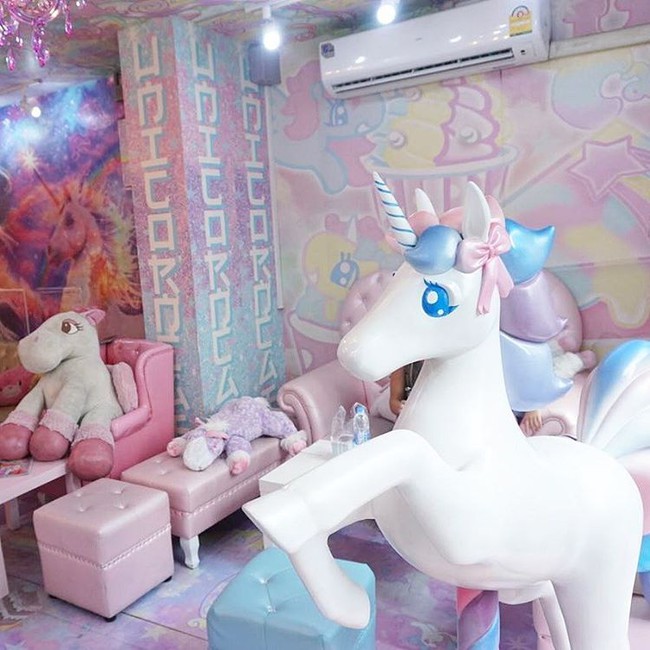 Quán cafe kỳ lân tông hường mộng mơ dành cho fan của My Little Pony - Ảnh 4.