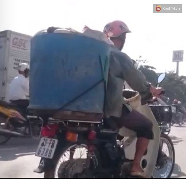 H&agrave; Nội: X&aacute;c minh người đ&agrave;n &ocirc;ng đi xe m&aacute;y chở c&aacute; chết từ hồ Linh Đ&agrave;m đi đ&acirc;u - Ảnh 4.