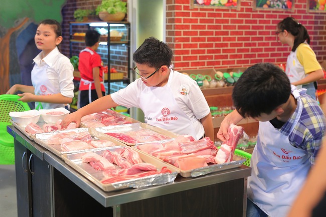 Cậu b&eacute; 9 tuổi trả lời thế n&agrave;o khi gi&aacute;m khảo gợi &yacute; mời về nh&agrave; h&agrave;ng nấu? - Ảnh 10.