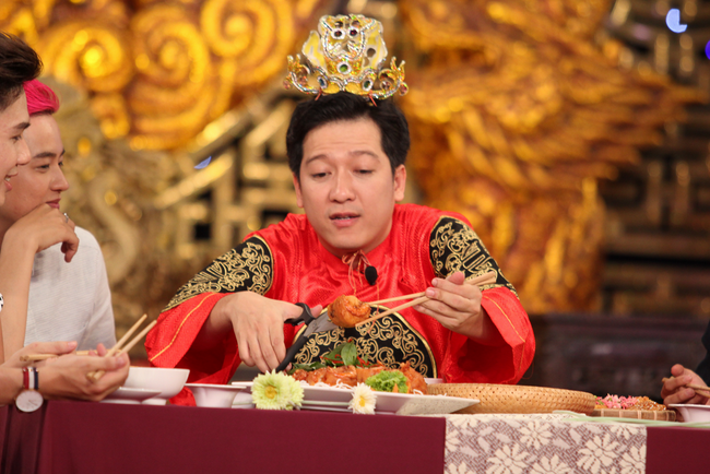 Sau ồn &agrave;o h&uacute;t thuốc, Kỳ Duy&ecirc;n t&igrave;nh tứ sờ m&ocirc;i, vuốt mặt Ch&iacute; Thiện - Ảnh 3.