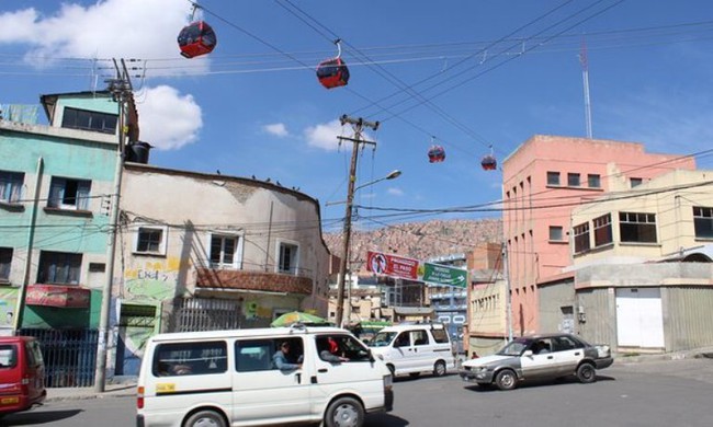 Để tránh kẹt xe, người dân ở Bolivia đi làm bằng cáp treo dài nhất thế giới - Ảnh 2.